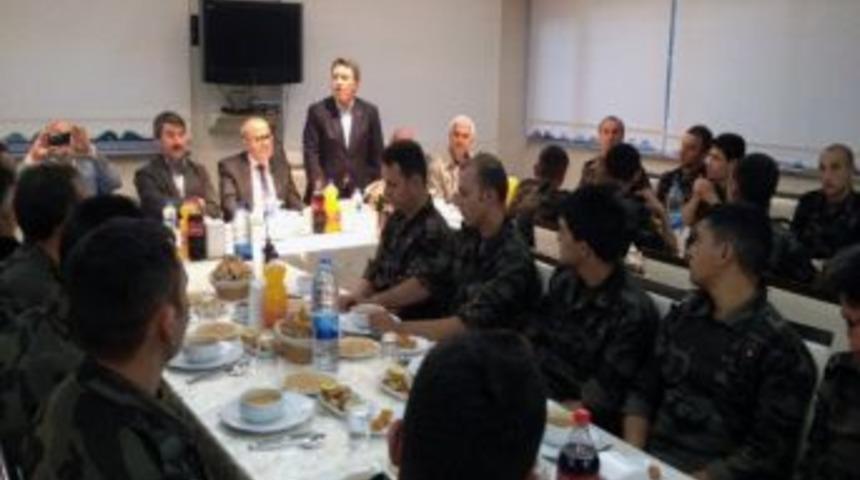 Ak Parti Milletvekili Feramuz &Uuml;st&uuml;n, &Ouml;zel Harekat Polisleri'nin İftarına Konuk Oldu