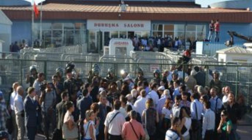 Duruşma Salonuna Avukatların Girişi S&uuml;r&uuml;yor