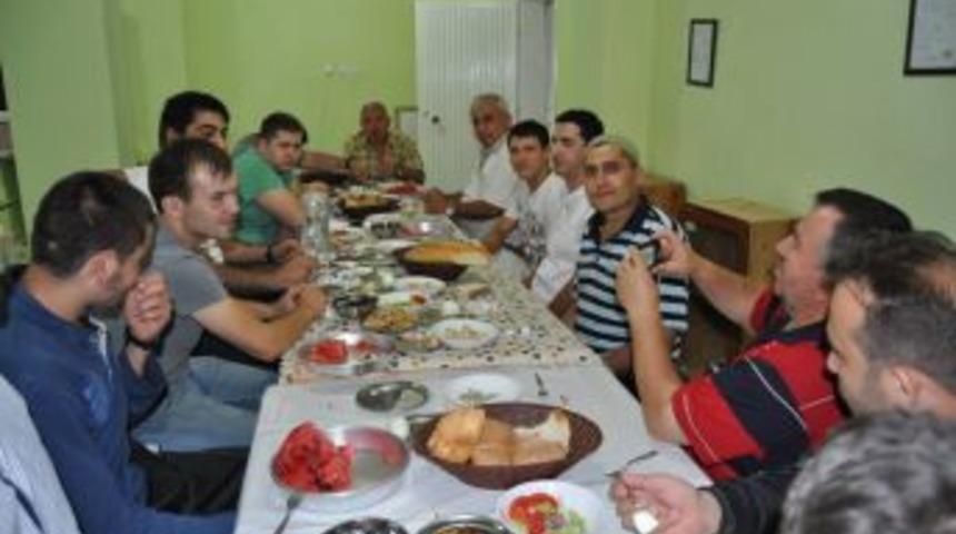 Sahur yemeğini camide yediler