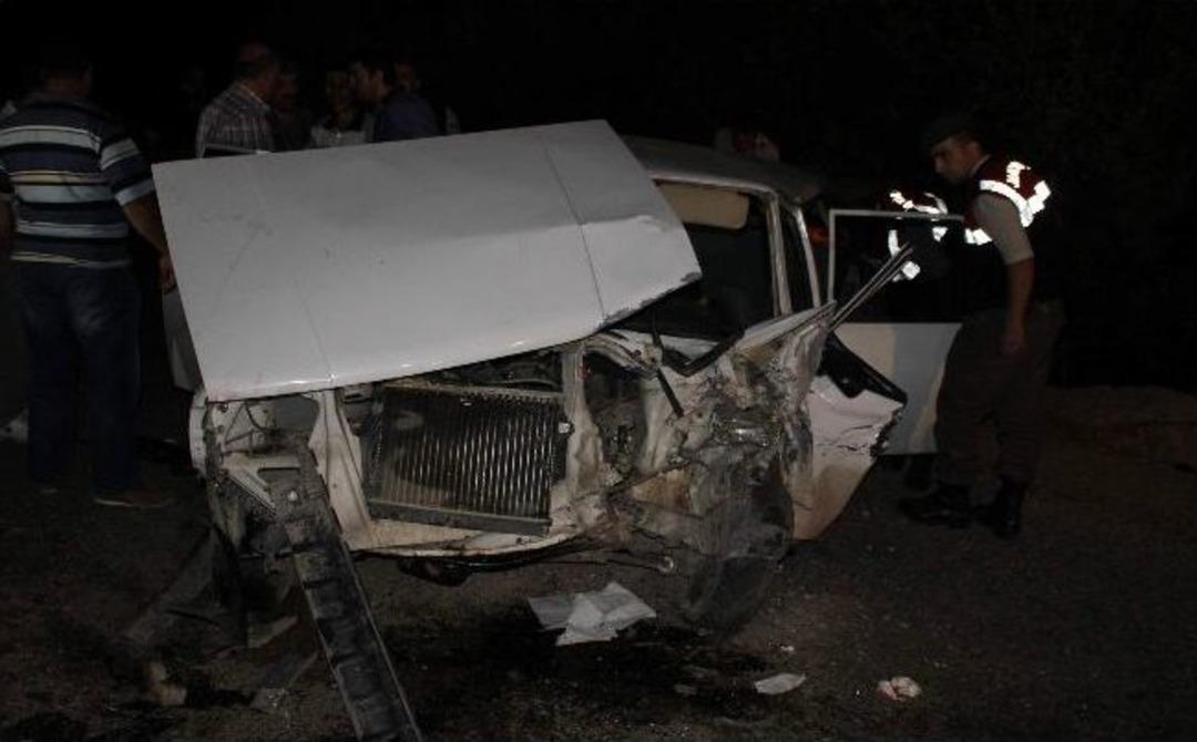 İki Otomobil Kafa Kafaya &Ccedil;arpıştı: 9 Yaralı