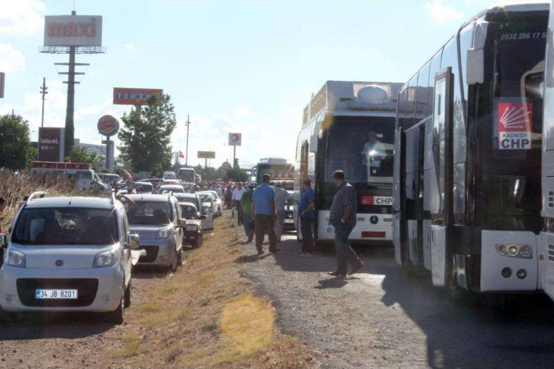 Otob&uuml;slerden Inen CHP&rsquo;liler, Cezaevine Y&uuml;r&uuml;y&uuml;şe Ge&ccedil;ti