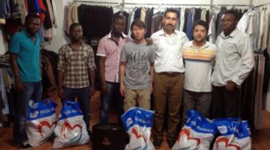 Kimse Yok Mu Yabancı &Uuml;niversite &Ouml;ğrencilerine Giyim Yardımı Yaptı