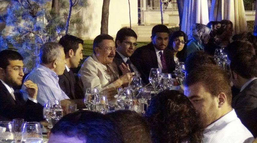 Melih G&ouml;k&ccedil;ek'ten Gen&ccedil;lere: Twitter&rsquo;ın Cılkını &Ccedil;ıkartın