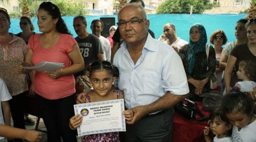 Mezitli'de Y&uuml;zme Kursuna Katılanlara Belgeleri Verildi