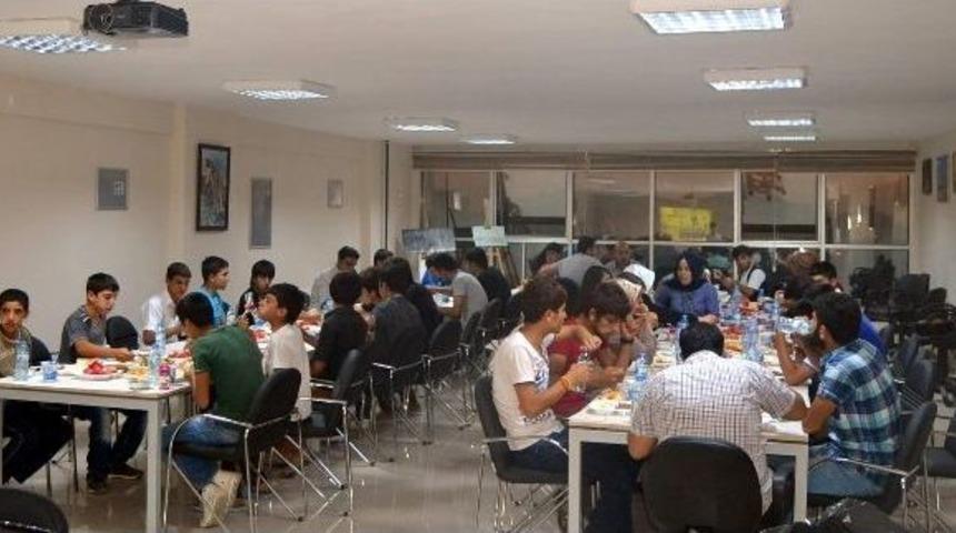 Gen&ccedil;lik Merkezi'nden &Ccedil;alışan Gen&ccedil;lere İftar