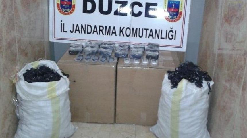 D&uuml;zce'de G&uuml;mr&uuml;k Ka&ccedil;ağı 100 Cep Telefonu Ele Ge&ccedil;irildi