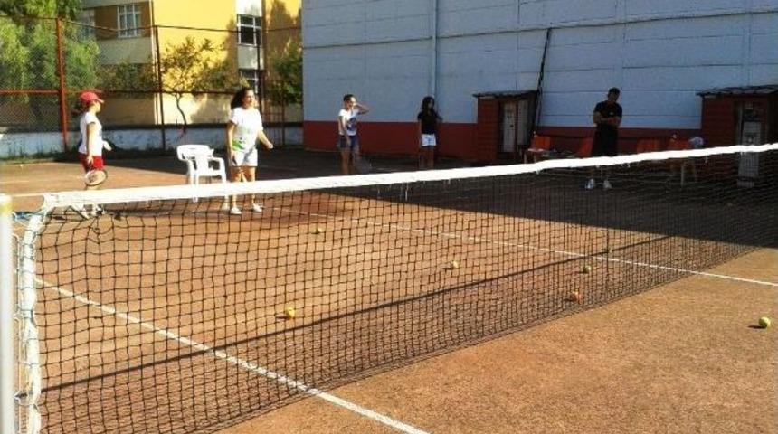 Ak&ccedil;akoca&rsquo;da Tenise İlgi B&uuml;y&uuml;k