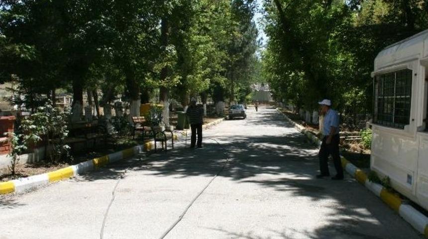 Mezarlıkta Bayram Hazırlığı