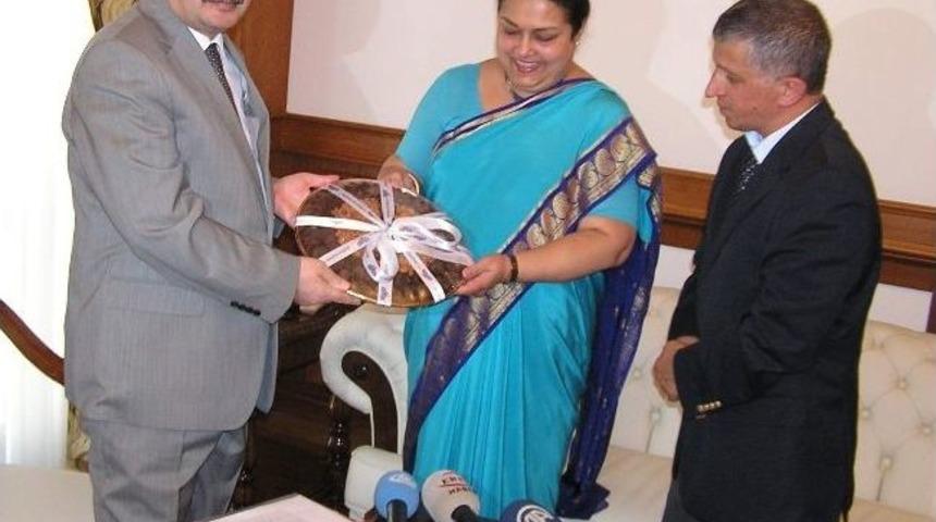 B&uuml;y&uuml;kel&ccedil;i Thomas: &ldquo;mısır Ve Suriye&rsquo;ye Bm Şemsiyesi Altında &Ccedil;&ouml;z&uuml;m Bulunmalı&rdquo;