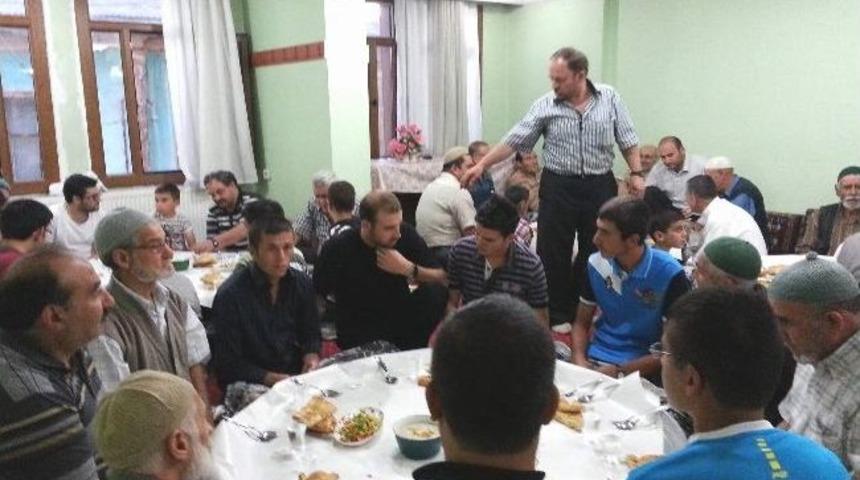 Bolvadin Semerkand B&ouml;lge Temsilciliği İftar Yemeği Verdi