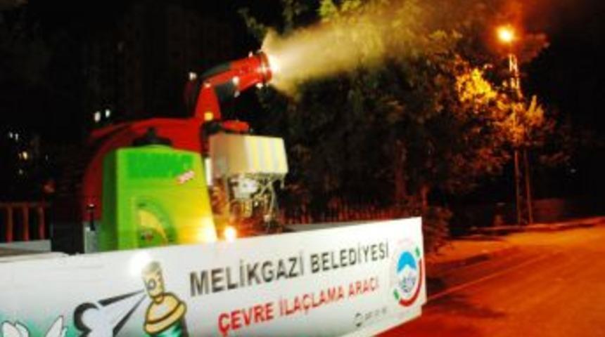 Belediye Haşeratlarla Gece M&uuml;cadele Ediyor