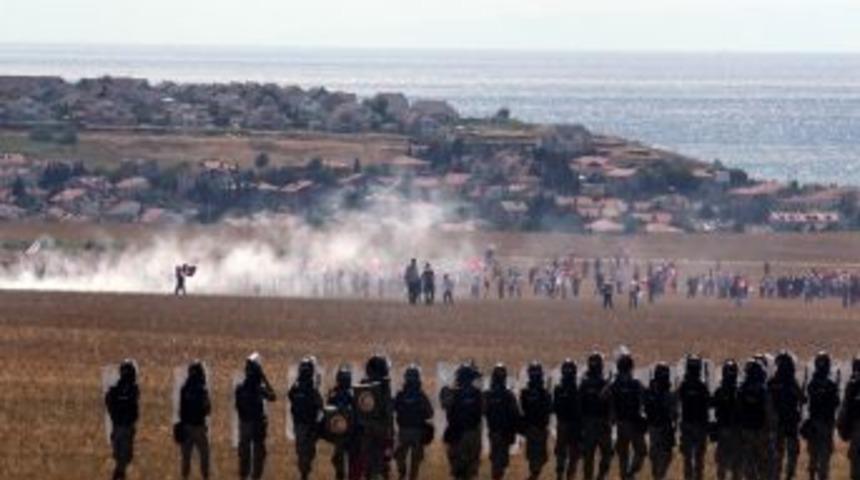 Eylemciler Tarladaki Anızı Yaktı