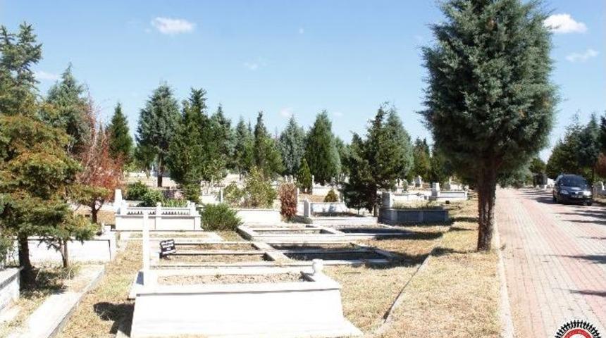 Mezarlıklar Bayrama Hazır