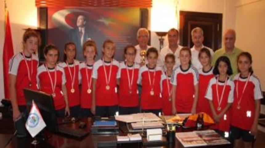 Şampiyonlar Mutluluklarını Başkan Posbıyık Ile Paylaştı