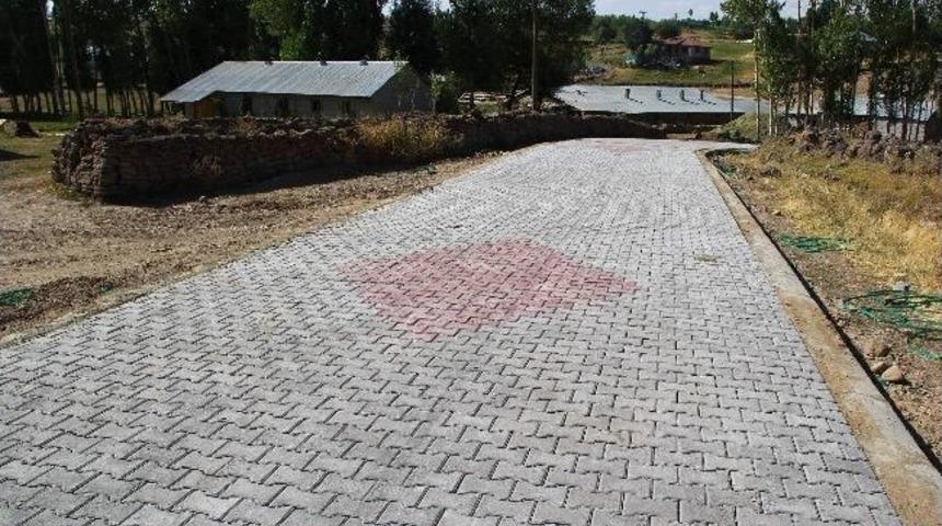 Erciş&rsquo;te K&ouml;y Yollarına Parke Taşı D&ouml;şeniyor