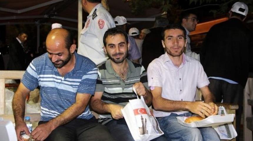 Sivas Belediyesi, Sahurda Kumanya Dağıttı