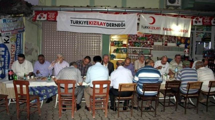 Kızılay Y&ouml;netimi K&ouml;yde İftar Yemeği D&uuml;zenledi