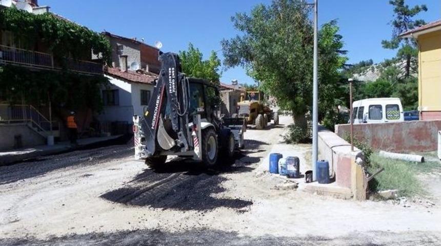 Eskigediz'de, Kanalizasyon &Ccedil;alışmalarında Bozulan Yollar Tekrar Asfaltlanıyor