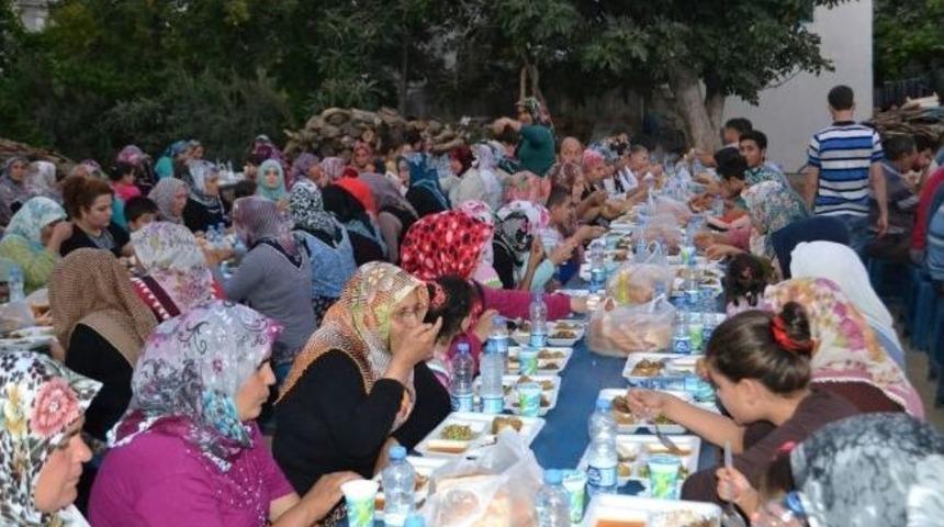 &Ouml;rt&uuml;l&uuml; Camisindeki İftara Yoğun Katılım