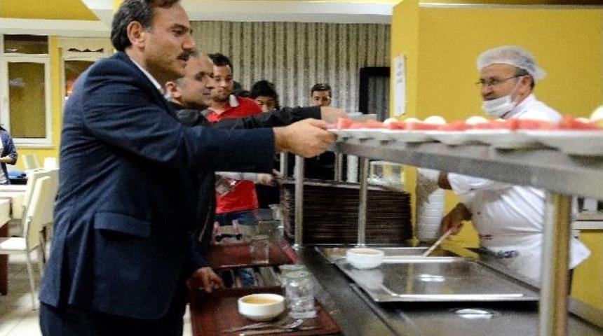 Aib&uuml; Rekt&ouml;r&uuml; Hayri Coşkun &Ouml;ğrencilerle Sahurda Buluştu