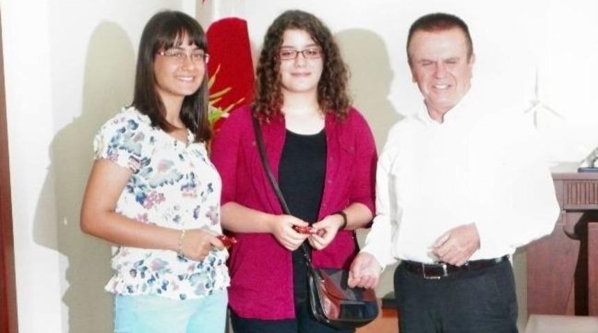 S&ouml;ke Kaymakamı Demirezer&rsquo;den Başarılı &Ouml;ğrencilere &Ouml;d&uuml;l