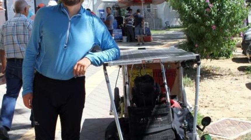 G&ouml;rme Engelli Fransız, Bisikletiyle D&uuml;nya Turunda