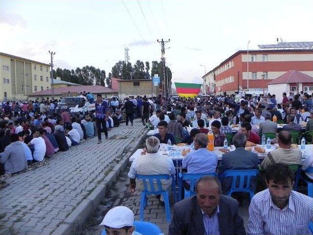 Bdp Çaldıran’da İftar Yemeği Verdi