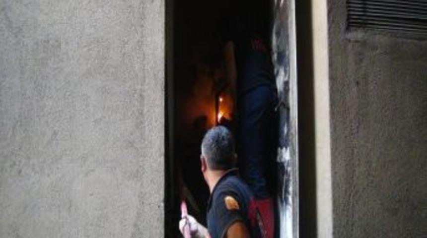 İş Hanında &Ccedil;ıkan Yangında Mahsur Kalan 10 Kişi Kurtarıldı