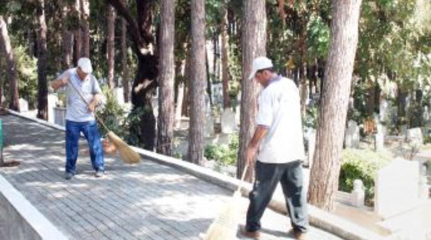 Alanya'da Mezarlıklarda Bayram Bayram Hazırlıkları Sürüyor
