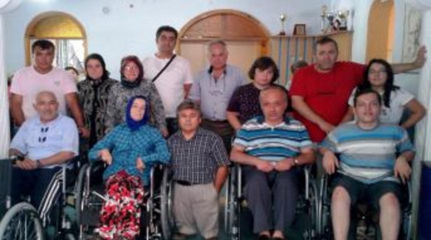 Balıkesir Sakatlar Derneği Beş Engelliye Tekerlekli Sandalye Hediye Etti