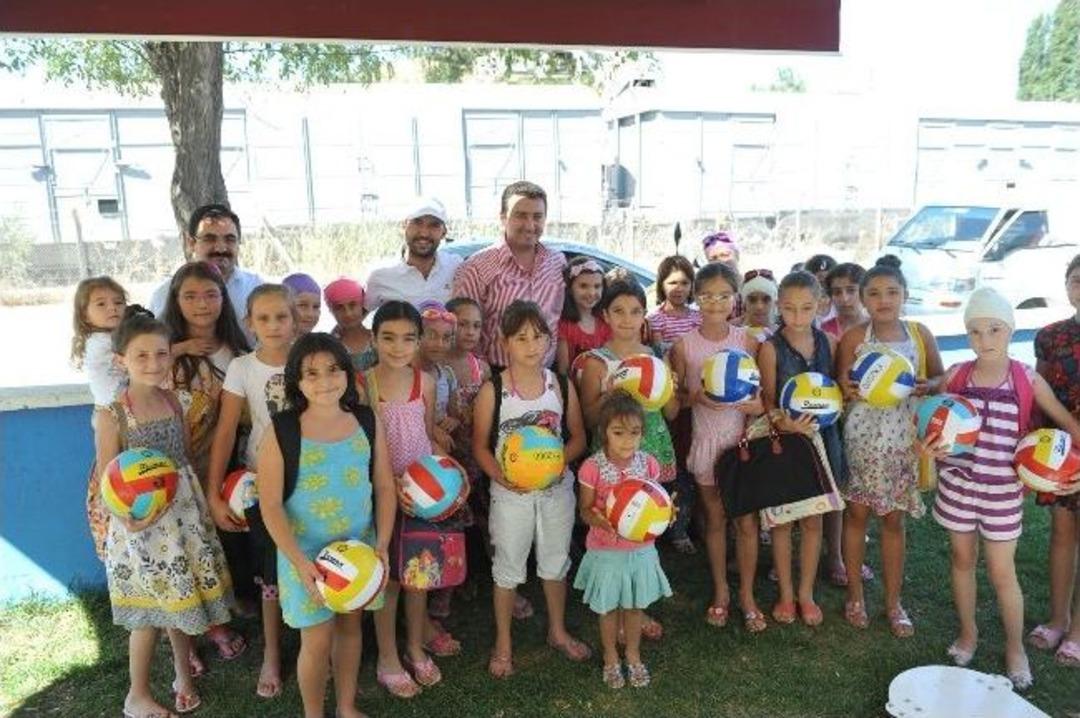 Başkan Vekili Bakıcı'dan Yaz Spor Okulu &Ouml;ğrencilerine Hediye Top