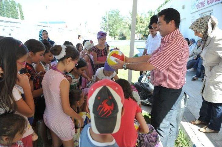 Başkan Vekili Bakıcı'dan Yaz Spor Okulu Öğrencilerine Hediye Top G2