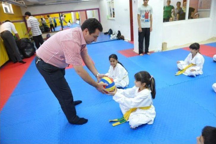 Başkan Vekili Bakıcı'dan Yaz Spor Okulu Öğrencilerine Hediye Top G4