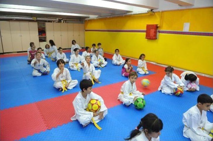 Başkan Vekili Bakıcı'dan Yaz Spor Okulu Öğrencilerine Hediye Top G5