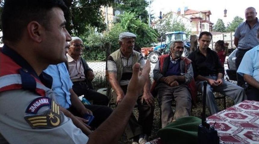 Trakt&ouml;r S&uuml;r&uuml;c&uuml;lerine Reflekt&ouml;r Dağıtıldı