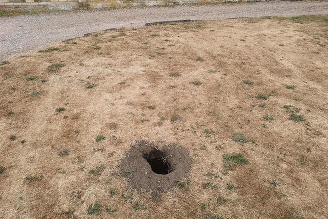 Arka bah&ccedil;esinde bir delik g&ouml;rd&uuml;! İ&ccedil;ini kazdıktan sonra olanlar inanılmaz...