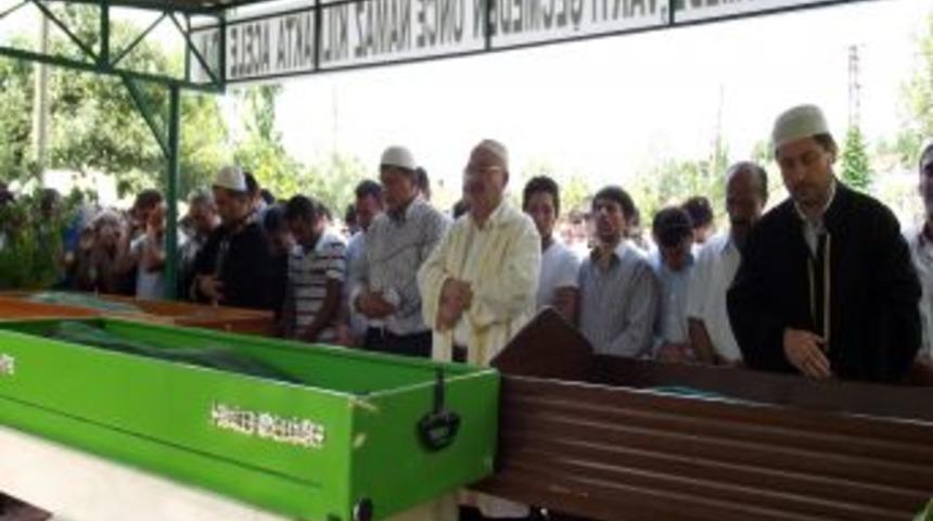 Cenaze D&ouml;n&uuml;ş&uuml; Meydana Gelen Kazada Vefat Eden 3 Kişi Toprağa Verildi