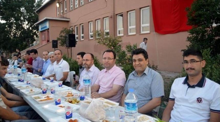 Karşıyaka Gen&ccedil;leri 3 Bin Kişilik İftar Verdi