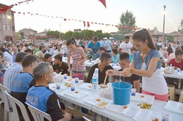 Karşıyaka Gençleri 3 Bin Kişilik İftar Verdi