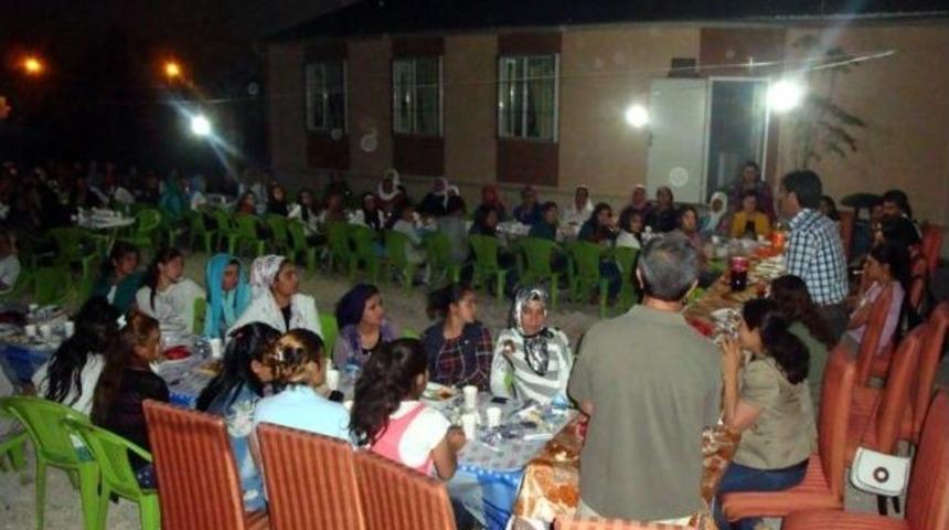 Kaya, Kilim At&ouml;lyesinde &Ccedil;alışan Kadınlarla İftarda Buluştu