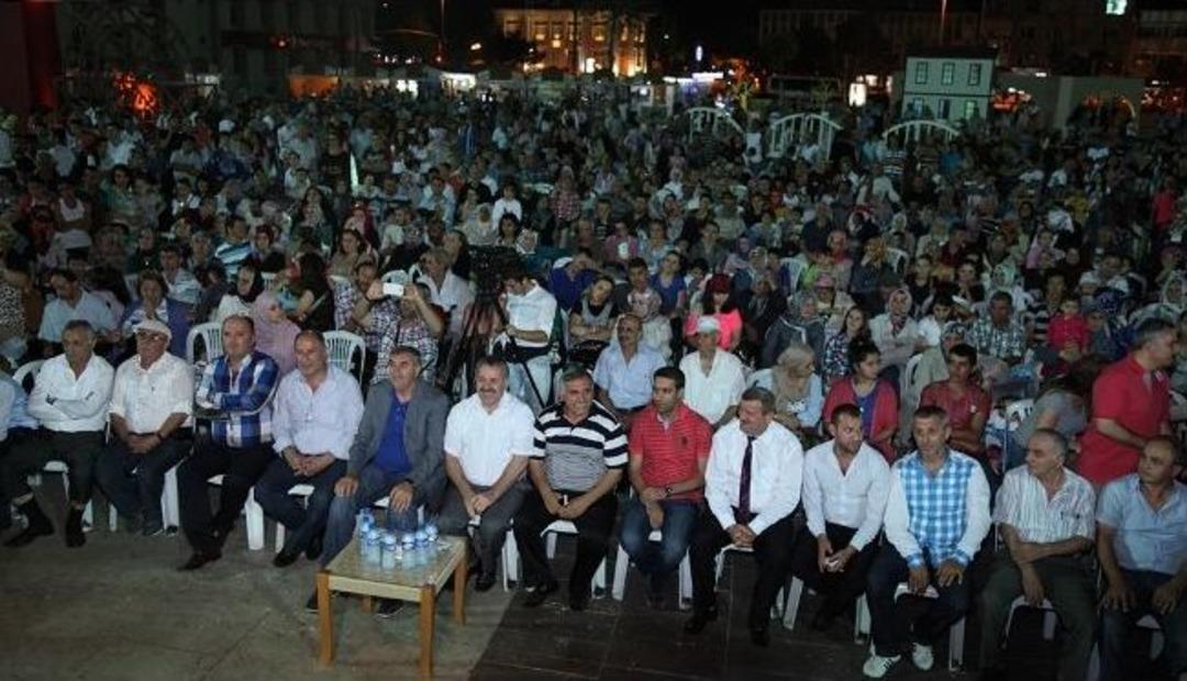 Rizelilerin Coşkusu Kent Meydanı&rsquo;na Sığmadı