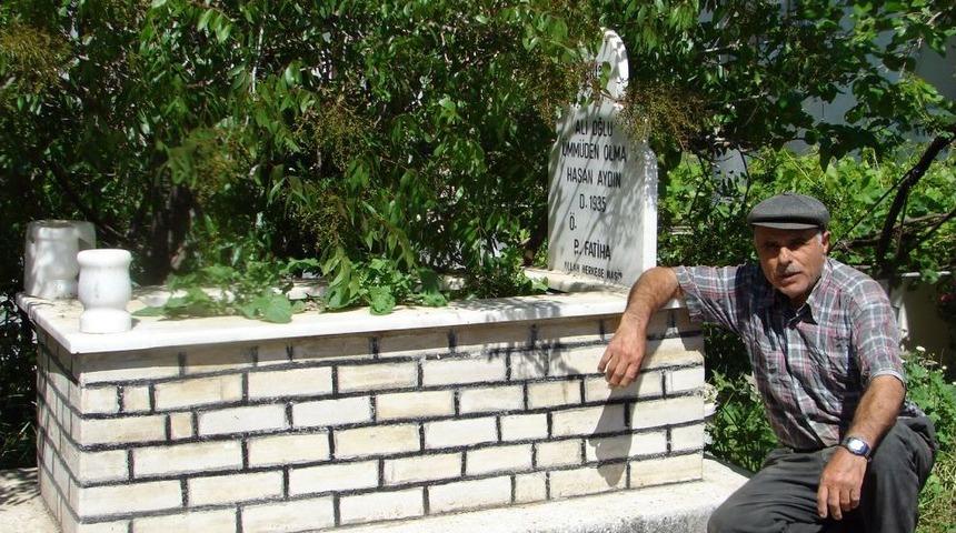 Evinin &Ouml;n&uuml;ne Yaptırdığı Mezarı Başında Kendine Dua Ediyor