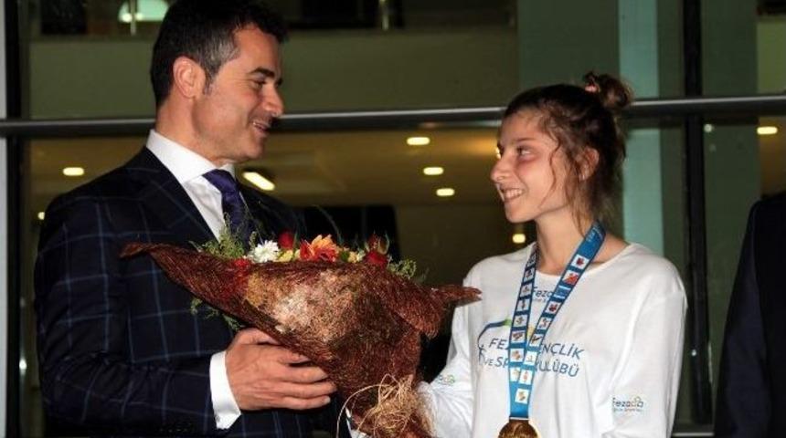 Bakan Kılı&ccedil;'tan Merve Yazıcı&rsquo;ya Tablet