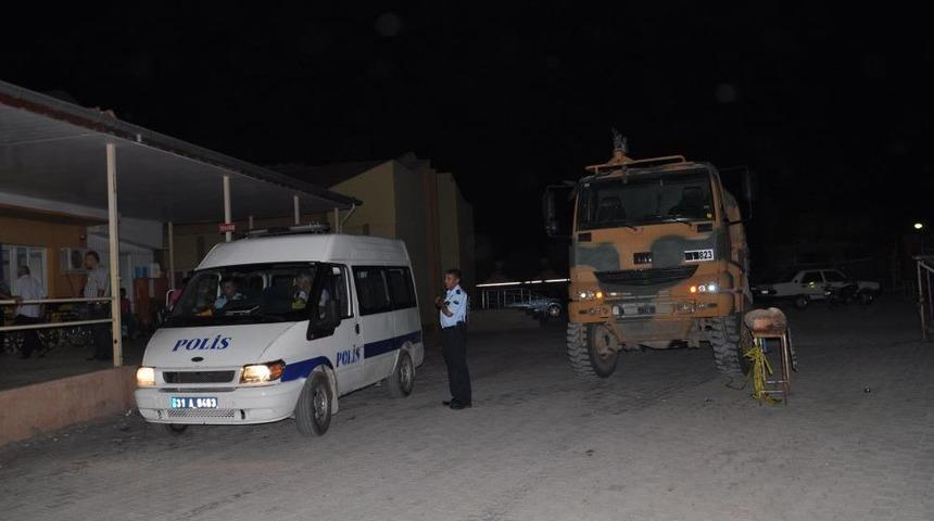 Kaçakçılar Yakıt Bidonlarını Ateşe Verdi, Bir Asker Yaralandı