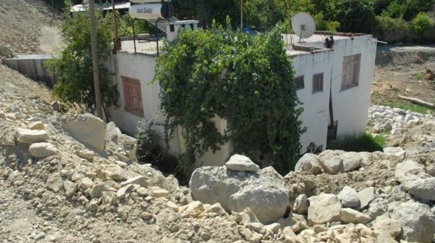 Fethiye&rsquo;de Yol İnşaatı Bu Ev Y&uuml;z&uuml;nden Bekliyor