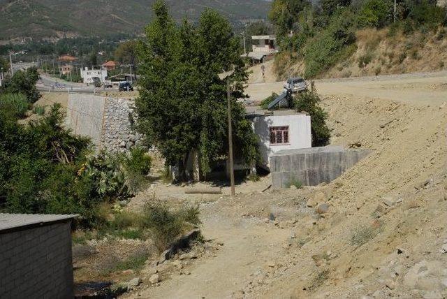 Fethiye’de Yol İnşaatı Bu Ev Yüzünden Bekliyor