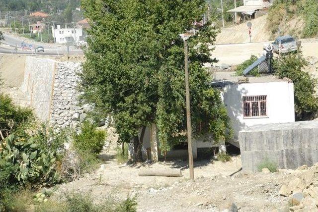 Fethiye’de Yol İnşaatı Bu Ev Yüzünden Bekliyor