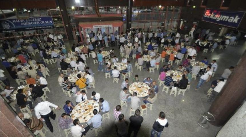 Otogardaki Yolculara İftar