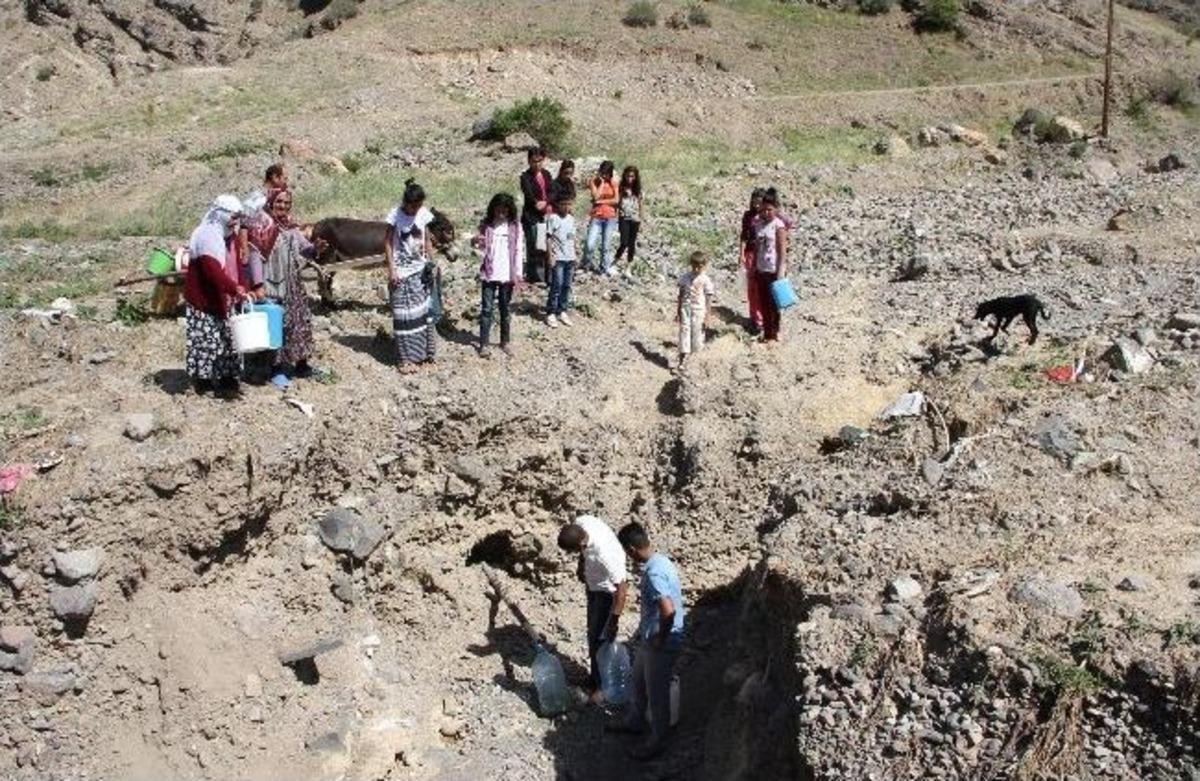 Eşek Sırtında Evlerine Su Taşıyorlar