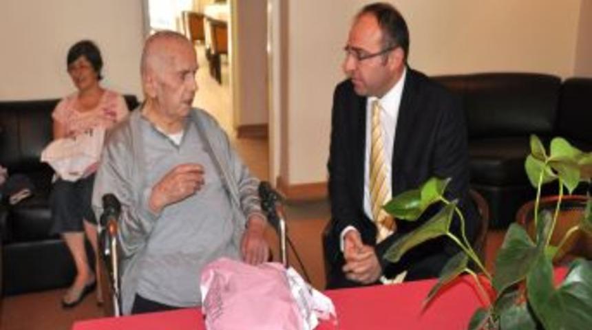 Zambak &Ccedil;alışanları, Huzurevinde Kalan &Ouml;ğretmenleri Unutmadı